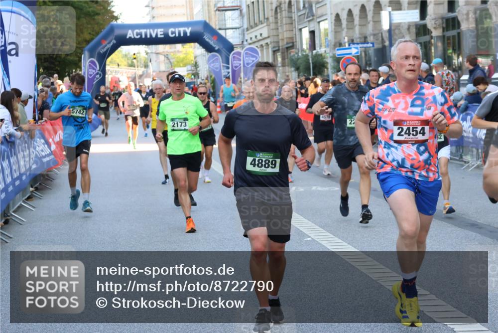 07.09.2025 - BARMER Alsterlauf Strokosch-Dieckow http://msf.ph/oto/8722790 07.09.2025 09:53:29 Ziel 2075, 2125, 2421, 2521, 2673, 2695, 2789, 2801, 3123, 3219, 3474, 3948, 4211, 4337, 4820, 4981, 5194, 5253, 5367, 5415, 5558, 5933, 6105, 8146, 8251, 8461 meine-sportfotos.de