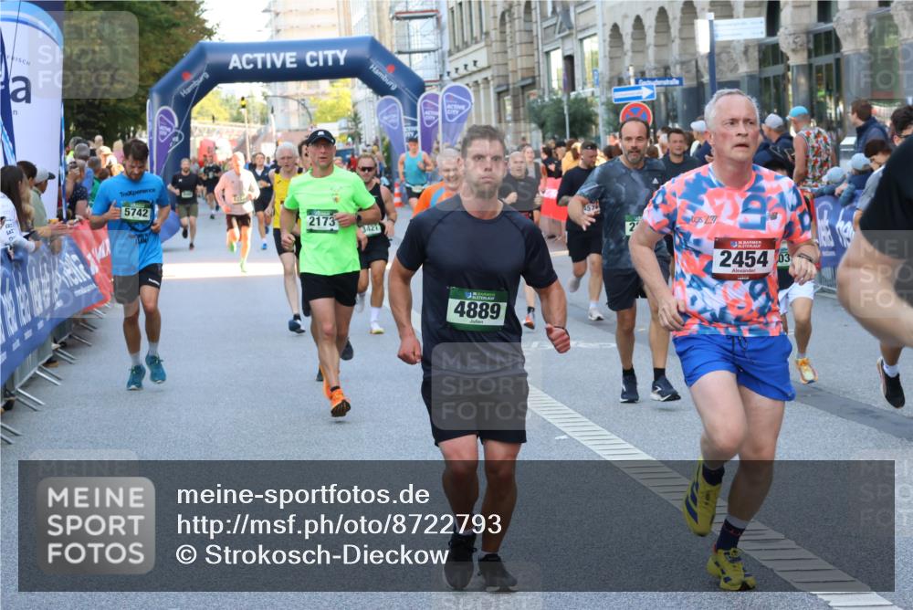07.09.2025 - BARMER Alsterlauf Strokosch-Dieckow http://msf.ph/oto/8722793 07.09.2025 09:53:29 Ziel 2075, 2125, 2421, 2521, 2673, 2695, 2789, 2801, 3123, 3219, 3474, 3948, 4211, 4337, 4820, 4981, 5194, 5253, 5367, 5415, 5558, 5933, 6105, 8146, 8251, 8461 meine-sportfotos.de