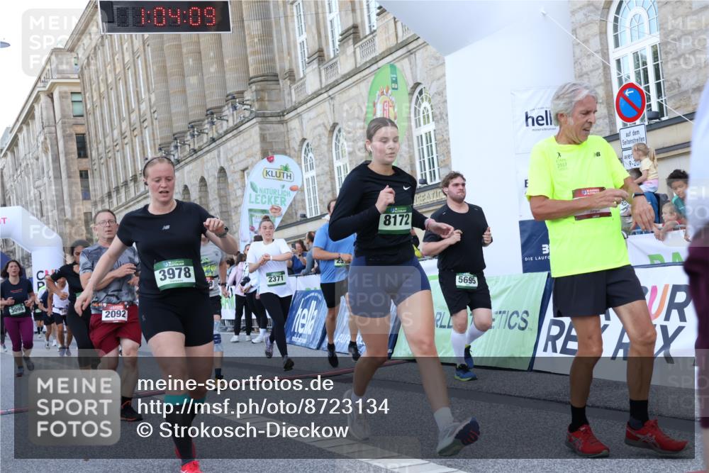 07.09.2025 - BARMER Alsterlauf Strokosch-Dieckow http://msf.ph/oto/8723134 07.09.2025 10:04:07 Ziel 2061, 2092, 2306, 2326, 2370, 2371, 2455, 2459, 2506, 3073, 3095, 3233, 3288, 3809, 3832, 3941, 3962, 3978, 4117, 4451, 4662, 5225, 5320, 5695, 5736, 5771, 5800, 8172, 8177, 8216 meine-sportfotos.de
