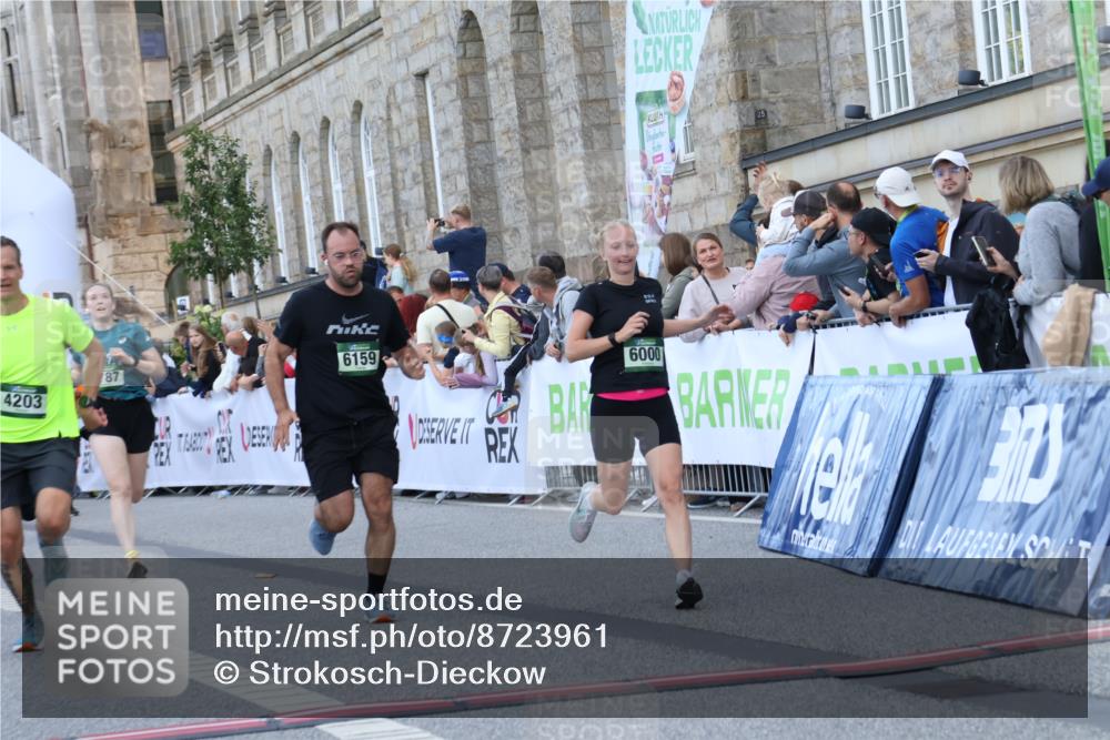 07.09.2025 - BARMER Alsterlauf Strokosch-Dieckow http://msf.ph/oto/8723961 07.09.2025 10:10:23 Ziel 2023, 2082, 2197, 2224, 2586, 2622, 2639, 2787, 2805, 3054, 4203, 4714, 4893, 4933, 4935, 6000, 6159, 8147, 8162 meine-sportfotos.de