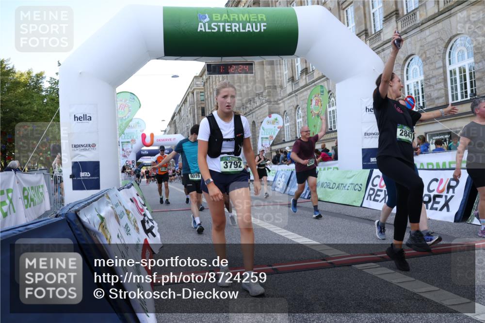 07.09.2025 - BARMER Alsterlauf Strokosch-Dieckow http://msf.ph/oto/8724259 07.09.2025 10:12:23 Ziel 2293, 2846, 2847, 3126, 3327, 3348, 3349, 3366, 3367, 3613, 3614, 3692, 3792, 4415, 4970, 5175, 5214, 5418, 5758, 5760, 6008, 6009, 8038, 8039, 8126, 8145 meine-sportfotos.de