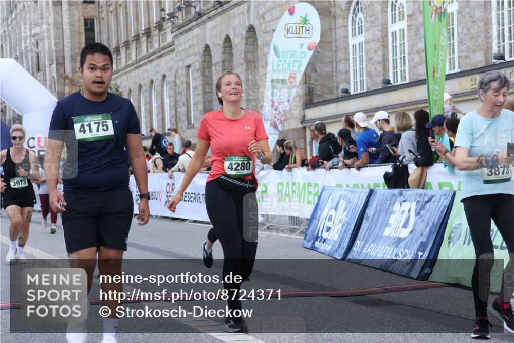 07.09.2025 - BARMER Alsterlauf Strokosch-Dieckow http://msf.ph/oto/8724371 07.09.2025 10:13:08 Ziel 2462, 3096, 3448, 3873, 3880, 3973, 4100, 4136, 4175, 4280, 4792, 5865, 5897, 8046, 8058, 8060, 8061, 8125 meine-sportfotos.de