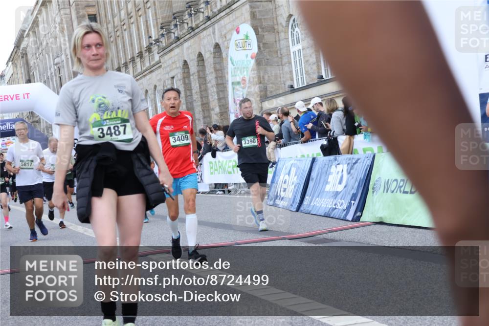 07.09.2025 - BARMER Alsterlauf Strokosch-Dieckow http://msf.ph/oto/8724499 07.09.2025 10:13:53 Ziel 2323, 2550, 3161, 3162, 3257, 3390, 3409, 3487, 3513, 3761, 3769, 3863, 4075, 4220, 4398, 5040, 5041, 5803, 5817, 5818, 6053, 8002, 8048 meine-sportfotos.de