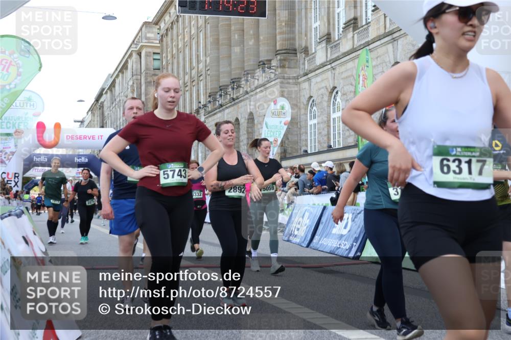 07.09.2025 - BARMER Alsterlauf Strokosch-Dieckow http://msf.ph/oto/8724557 07.09.2025 10:14:21 Ziel 2235, 2387, 2875, 2876, 2892, 3031, 3181, 3332, 3333, 3334, 3379, 3833, 4181, 4548, 4690, 5054, 5059, 5414, 5502, 5743, 6317, 6318, 6329, 6331, 8417 meine-sportfotos.de