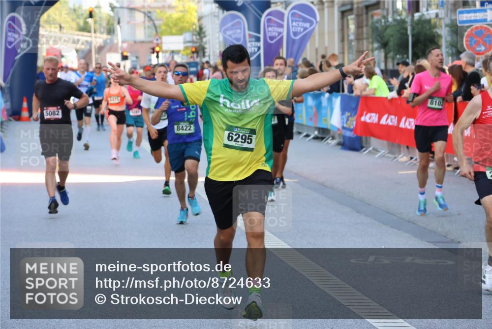 07.09.2025 - BARMER Alsterlauf Strokosch-Dieckow http://msf.ph/oto/8724633 07.09.2025 09:48:49 Ziel 2027, 2769, 2790, 2899, 2921, 3167, 3449, 3450, 3505, 3588, 3694, 4171, 4611, 4612, 4684, 4797, 5095, 5219, 5617, 5717, 5725, 5740, 5958, 6203, 6328, 8281, 8291, 8414 meine-sportfotos.de