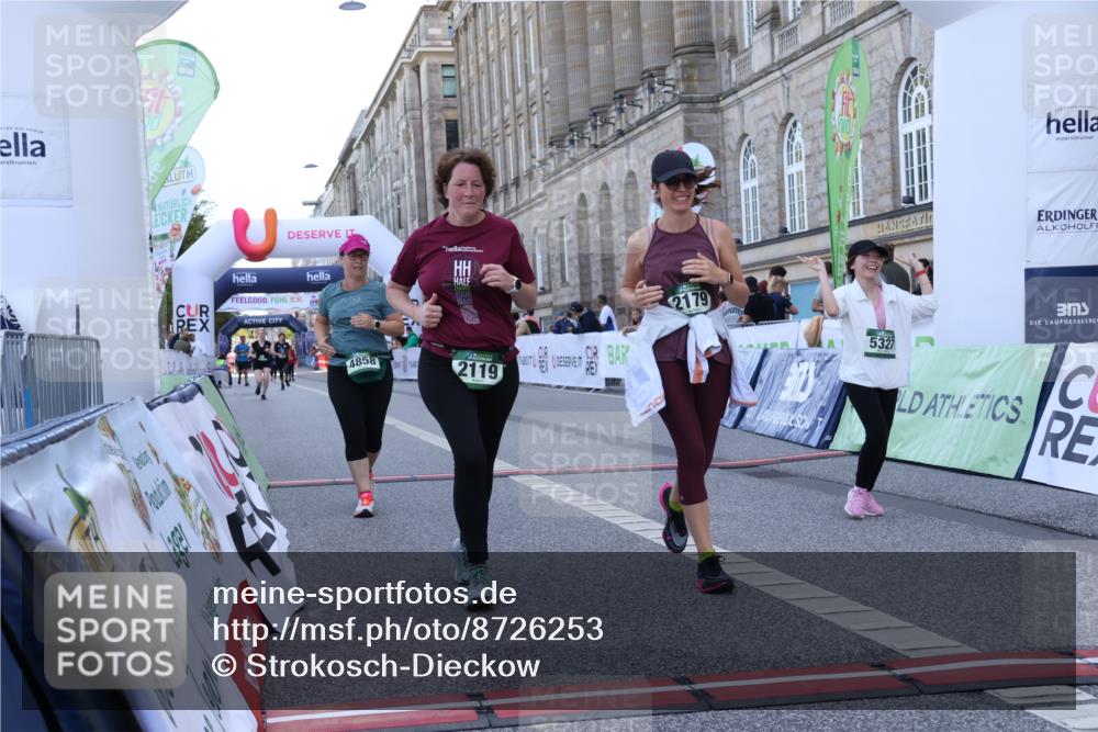 07.09.2025 - BARMER Alsterlauf Strokosch-Dieckow http://msf.ph/oto/8726253 07.09.2025 10:27:51 Ziel 2008, 2119, 2179, 4858, 5327 meine-sportfotos.de
