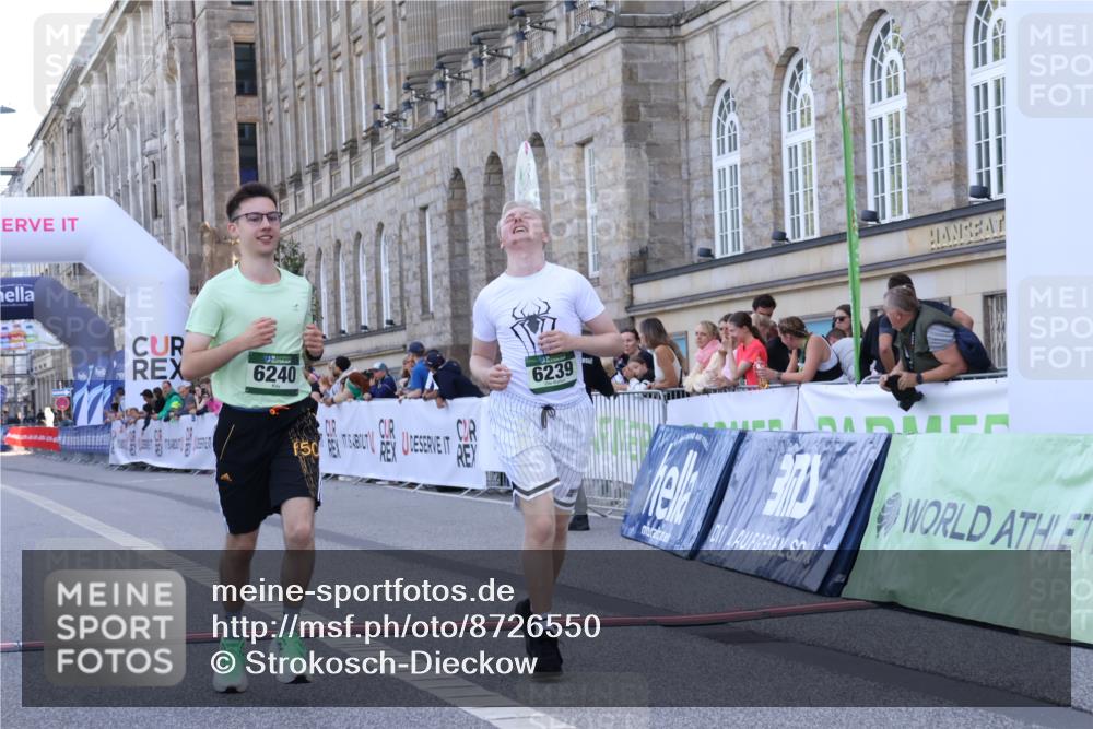 07.09.2025 - BARMER Alsterlauf Strokosch-Dieckow http://msf.ph/oto/8726550 07.09.2025 10:31:18 Ziel 6239, 6240 meine-sportfotos.de