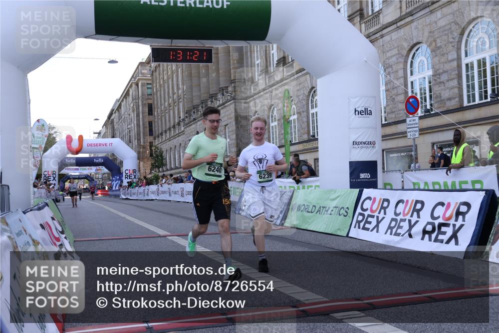 07.09.2025 - BARMER Alsterlauf Strokosch-Dieckow http://msf.ph/oto/8726554 07.09.2025 10:31:19 Ziel 6239, 6240 meine-sportfotos.de