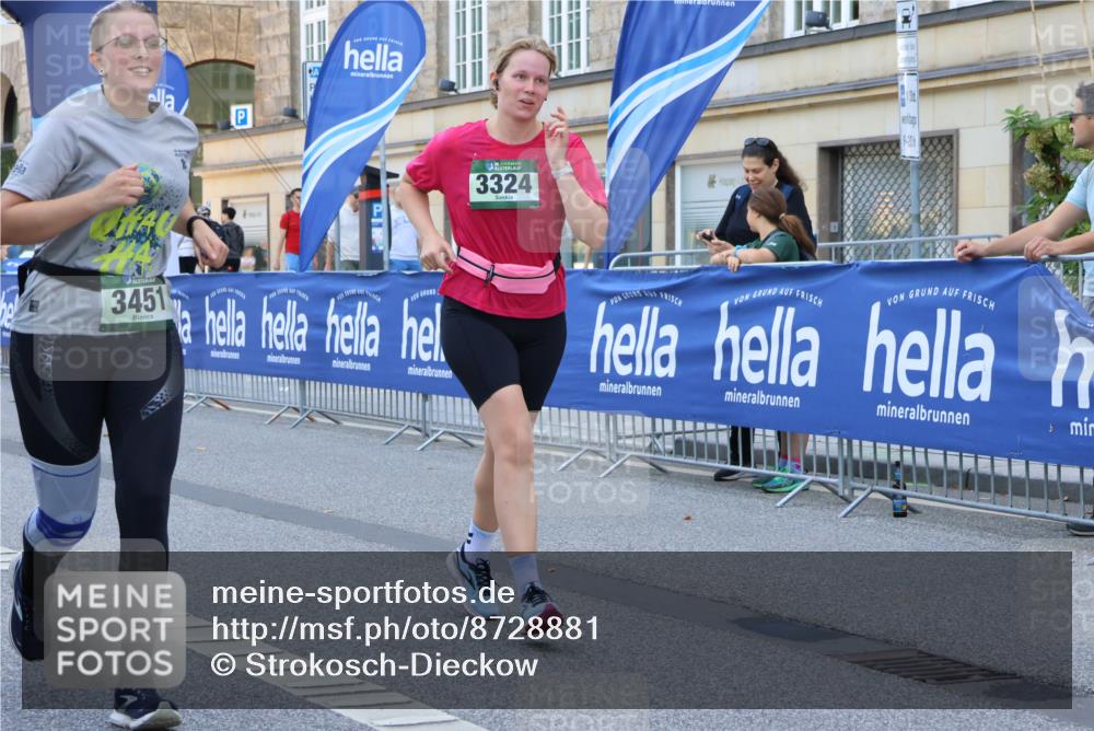 07.09.2025 - BARMER Alsterlauf Strokosch-Dieckow http://msf.ph/oto/8728881 07.09.2025 10:31:19 Ziel 2001, 4921, 4922 meine-sportfotos.de