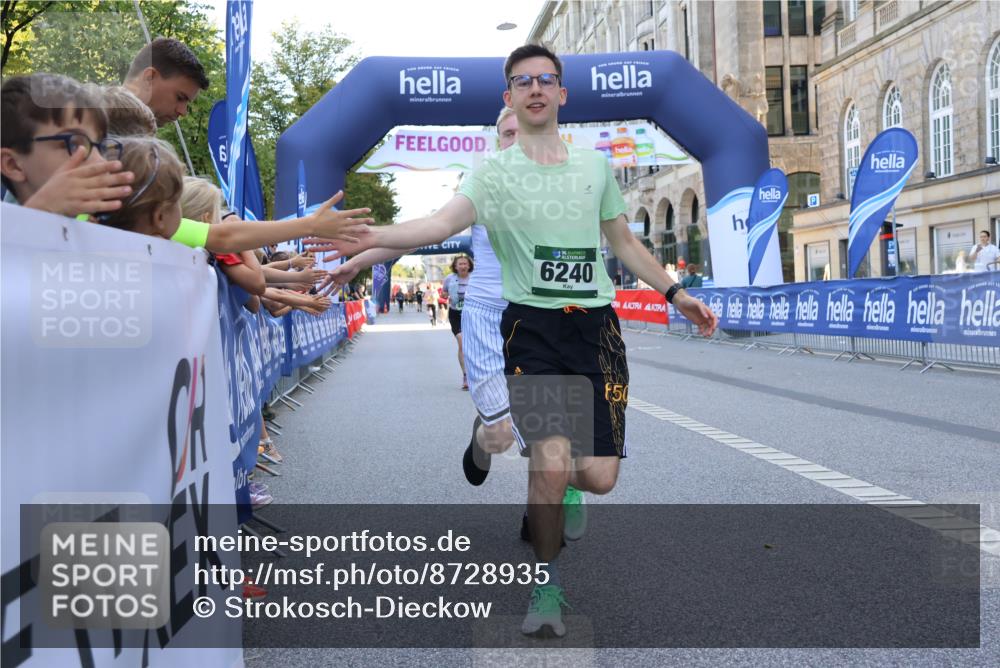 07.09.2025 - BARMER Alsterlauf Strokosch-Dieckow http://msf.ph/oto/8728935 07.09.2025 10:31:02 Ziel 2001, 2563, 4388, 5537, 5599 meine-sportfotos.de