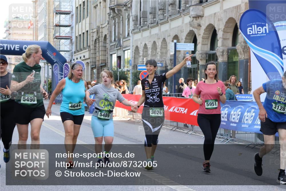 07.09.2025 - BARMER Alsterlauf Strokosch-Dieckow http://msf.ph/oto/8732005 07.09.2025 10:22:55 Ziel 3663, 3665, 4128, 4755, 5191, 5727 meine-sportfotos.de