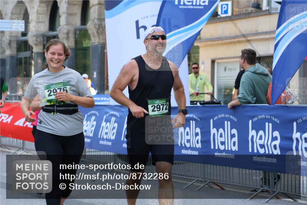 07.09.2025 - BARMER Alsterlauf Strokosch-Dieckow http://msf.ph/oto/8732286 07.09.2025 10:22:37 Ziel 2243, 2246, 2499, 5586 meine-sportfotos.de