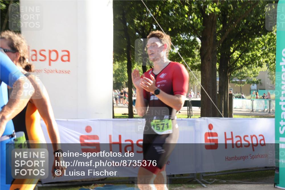 07.09.2025 - 19. Norderstedt Triathlon Luisa Fischer http://msf.ph/oto/8735376 07.09.2025 16:37:05 Ziel 458, 1565, 1571 meine-sportfotos.de