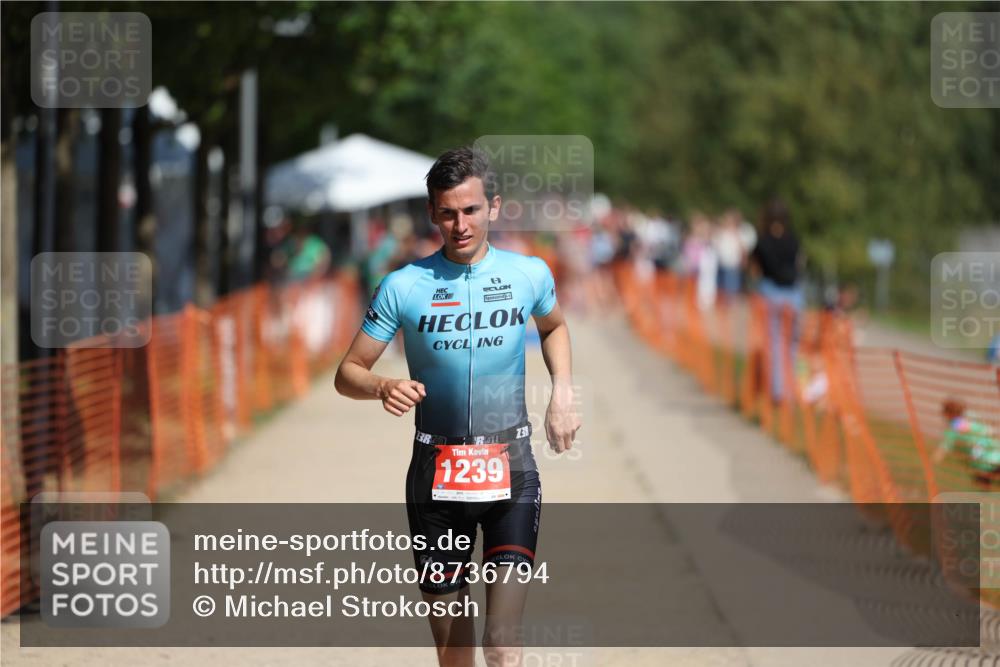 07.09.2025 - 19. Norderstedt Triathlon Michael Strokosch http://msf.ph/oto/8736794 07.09.2025 12:24:41 Laufen 826, 1239 meine-sportfotos.de