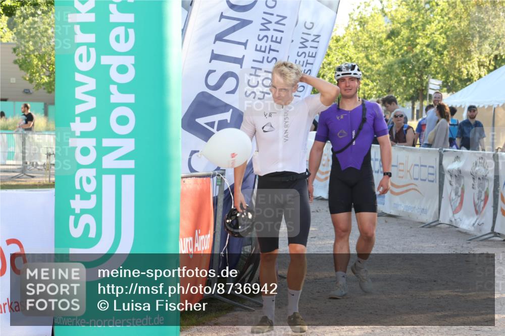 07.09.2025 - 19. Norderstedt Triathlon Luisa Fischer http://msf.ph/oto/8736942 07.09.2025 16:43:15 Ziel 1049, 1544, 1546 meine-sportfotos.de
