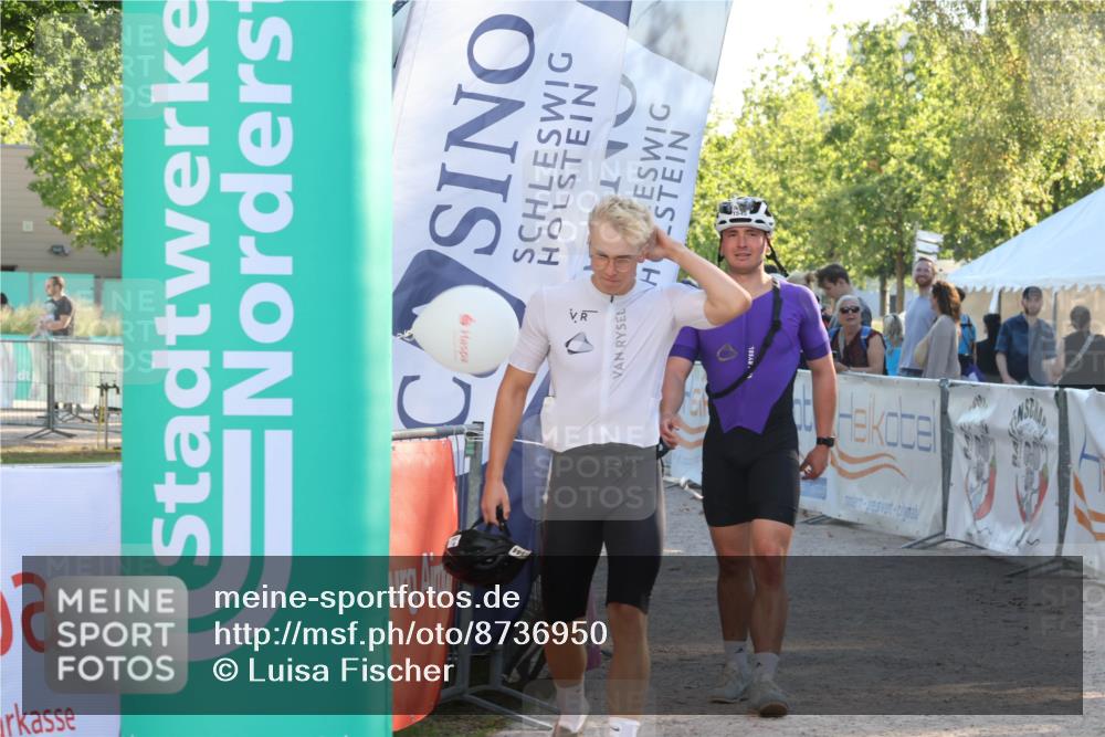 07.09.2025 - 19. Norderstedt Triathlon Luisa Fischer http://msf.ph/oto/8736950 07.09.2025 16:43:15 Ziel 1049, 1544, 1546 meine-sportfotos.de