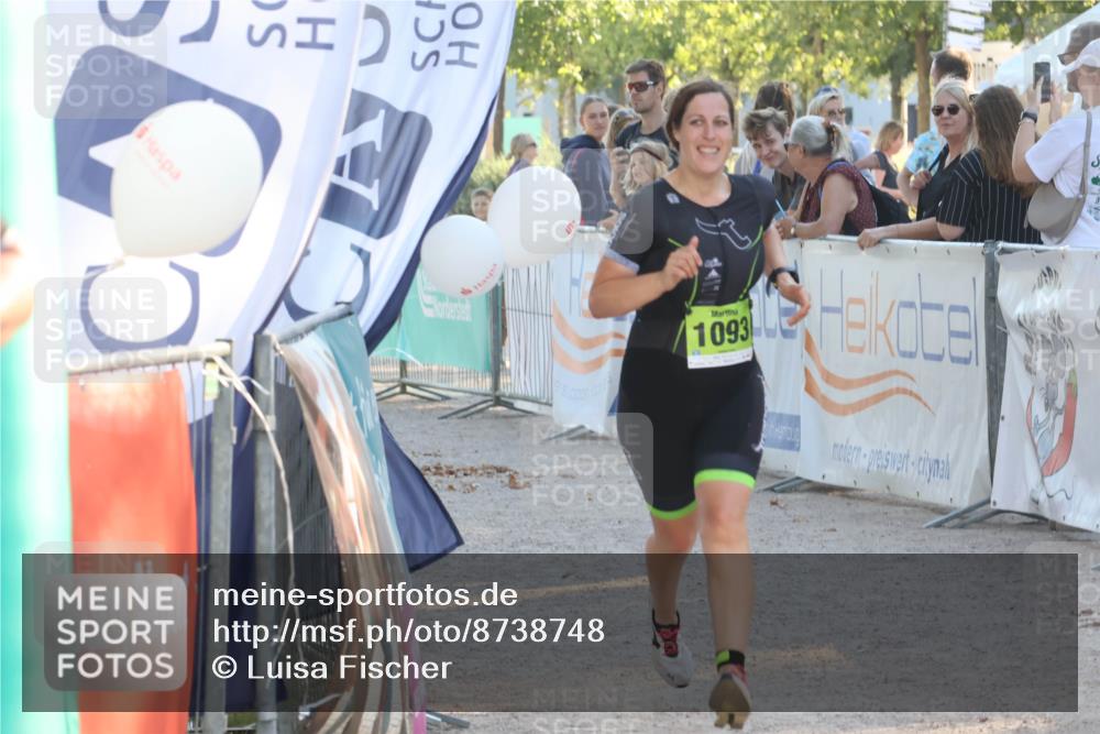 07.09.2025 - 19. Norderstedt Triathlon Luisa Fischer http://msf.ph/oto/8738748 07.09.2025 16:48:47 Ziel 1077, 1093 meine-sportfotos.de
