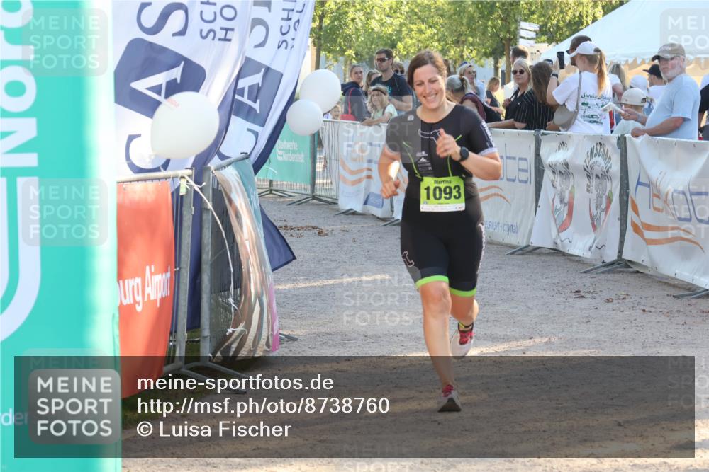 07.09.2025 - 19. Norderstedt Triathlon Luisa Fischer http://msf.ph/oto/8738760 07.09.2025 16:48:48 Ziel 1077, 1093 meine-sportfotos.de