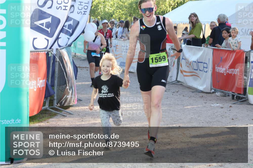 07.09.2025 - 19. Norderstedt Triathlon Luisa Fischer http://msf.ph/oto/8739495 07.09.2025 16:50:58 Ziel 1061, 1424, 1559, 1562 meine-sportfotos.de