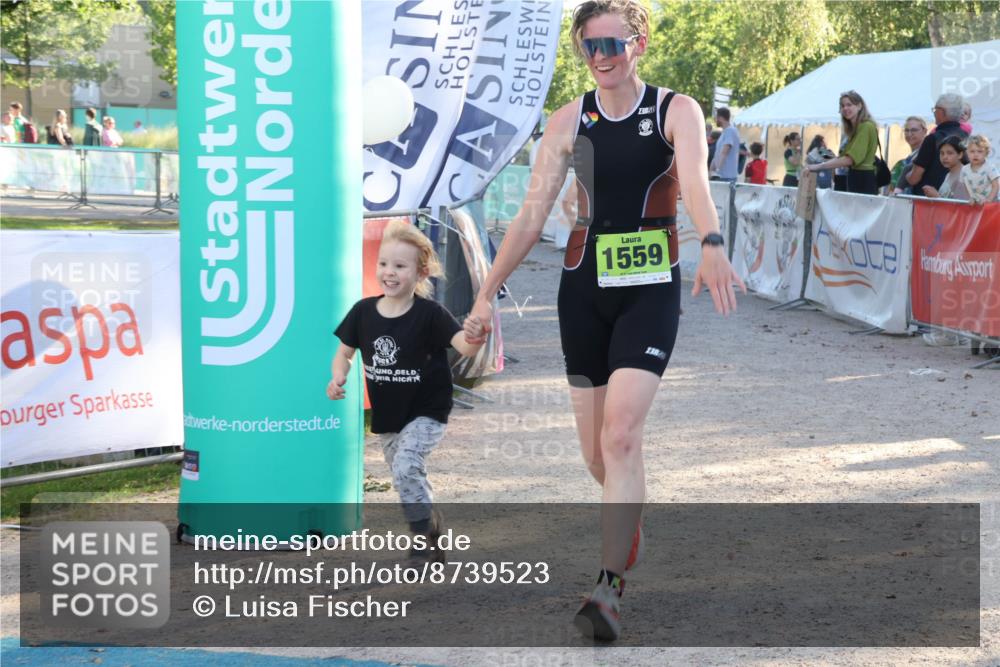 07.09.2025 - 19. Norderstedt Triathlon Luisa Fischer http://msf.ph/oto/8739523 07.09.2025 16:50:58 Ziel 1061, 1424, 1559, 1562 meine-sportfotos.de