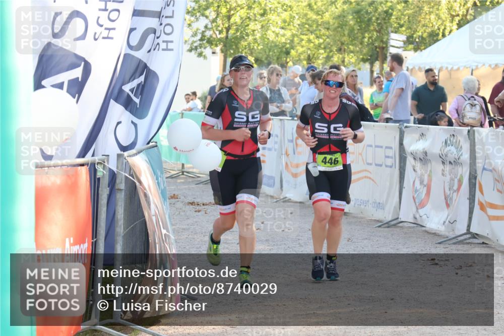 07.09.2025 - 19. Norderstedt Triathlon Luisa Fischer http://msf.ph/oto/8740029 07.09.2025 16:52:38 Ziel 445, 446 meine-sportfotos.de