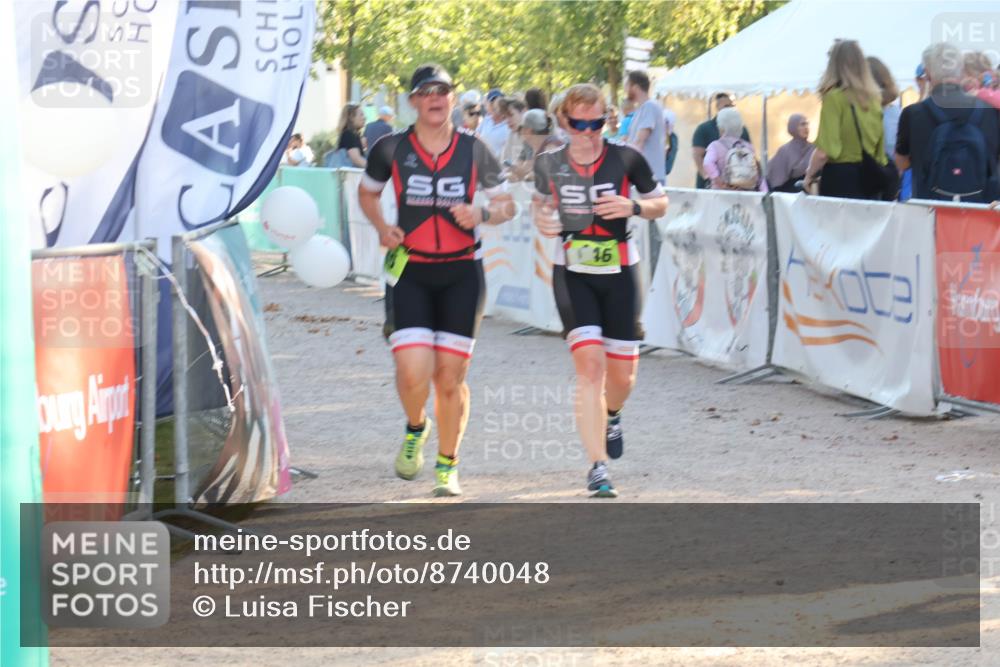 07.09.2025 - 19. Norderstedt Triathlon Luisa Fischer http://msf.ph/oto/8740048 07.09.2025 16:52:39 Ziel 445, 446 meine-sportfotos.de
