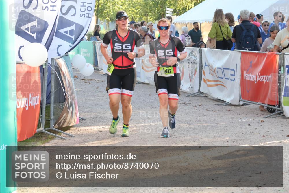 07.09.2025 - 19. Norderstedt Triathlon Luisa Fischer http://msf.ph/oto/8740070 07.09.2025 16:52:39 Ziel 445, 446 meine-sportfotos.de