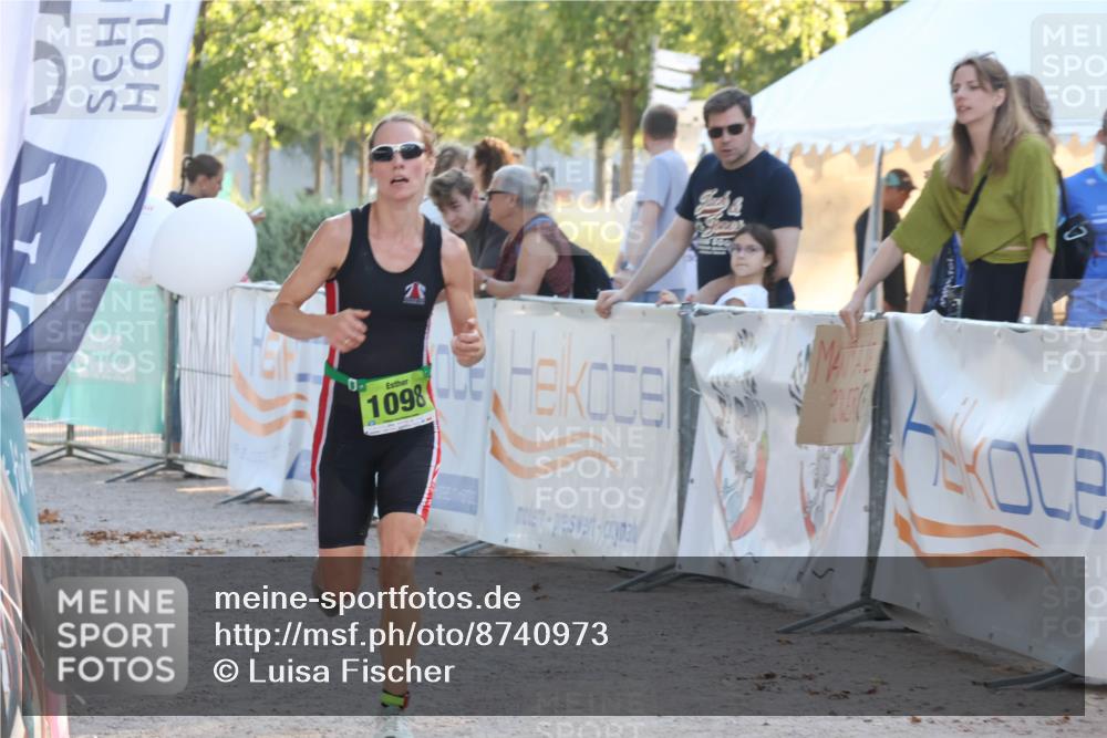 07.09.2025 - 19. Norderstedt Triathlon Luisa Fischer http://msf.ph/oto/8740973 07.09.2025 16:55:42 Ziel 1098, 1102 meine-sportfotos.de