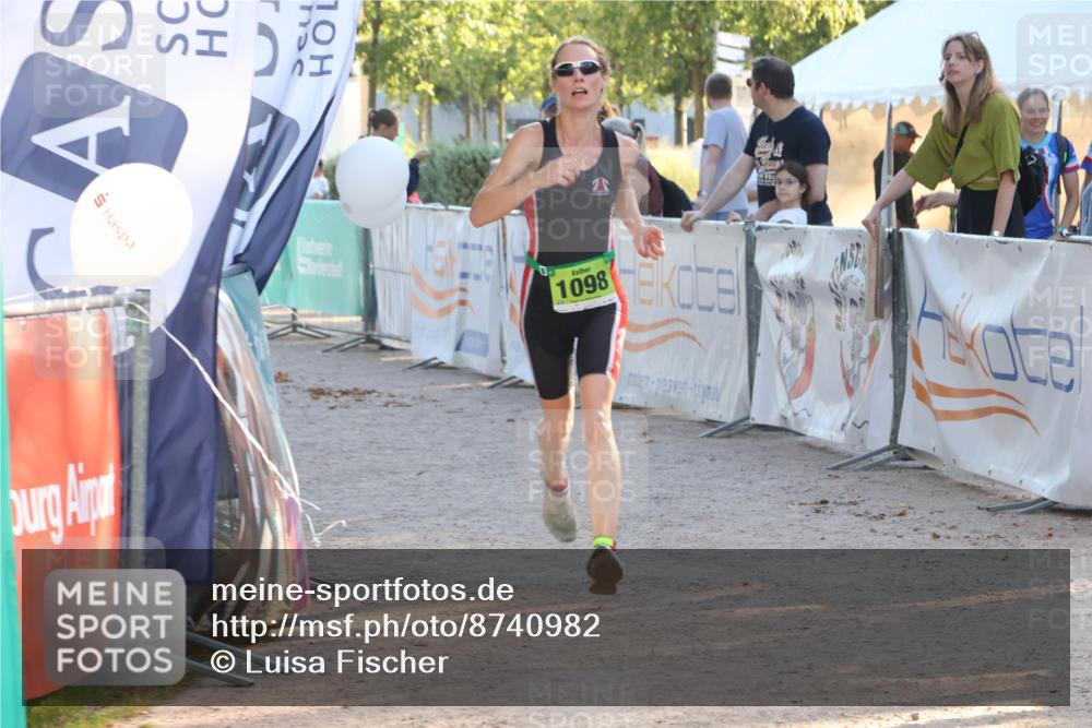 07.09.2025 - 19. Norderstedt Triathlon Luisa Fischer http://msf.ph/oto/8740982 07.09.2025 16:55:43 Ziel 1098, 1102 meine-sportfotos.de