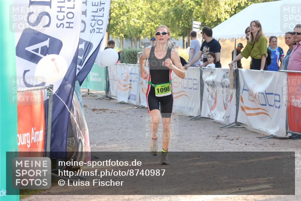 07.09.2025 - 19. Norderstedt Triathlon Luisa Fischer http://msf.ph/oto/8740987 07.09.2025 16:55:43 Ziel 1098, 1102 meine-sportfotos.de