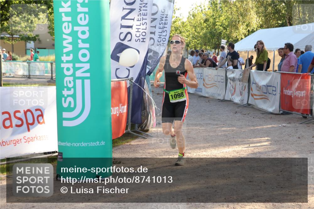 07.09.2025 - 19. Norderstedt Triathlon Luisa Fischer http://msf.ph/oto/8741013 07.09.2025 16:55:44 Ziel 1098, 1102 meine-sportfotos.de