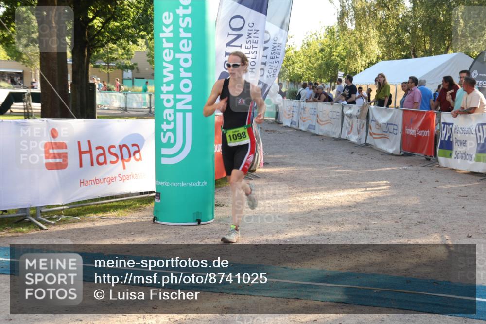 07.09.2025 - 19. Norderstedt Triathlon Luisa Fischer http://msf.ph/oto/8741025 07.09.2025 16:55:45 Ziel 1098, 1102 meine-sportfotos.de