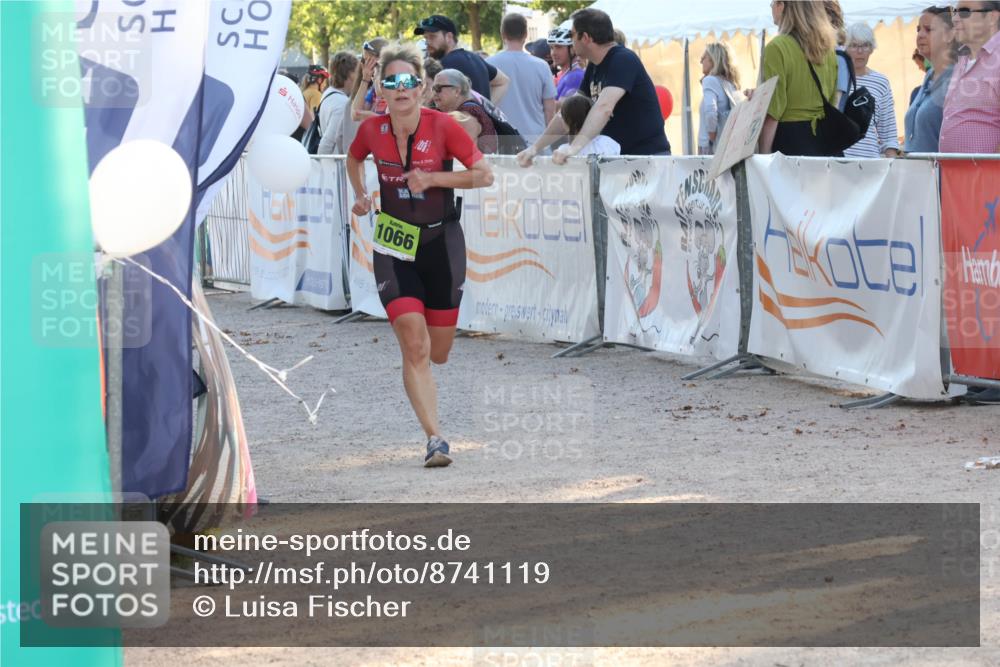 07.09.2025 - 19. Norderstedt Triathlon Luisa Fischer http://msf.ph/oto/8741119 07.09.2025 16:56:37 Ziel 1066 meine-sportfotos.de