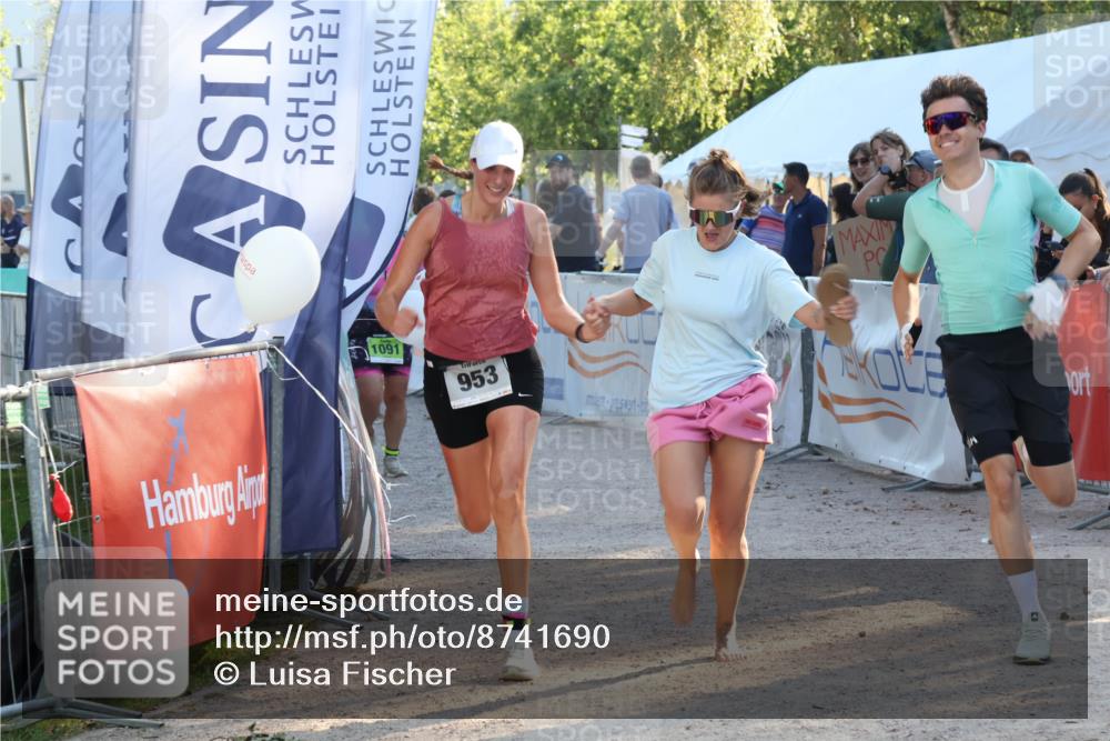 07.09.2025 - 19. Norderstedt Triathlon Luisa Fischer http://msf.ph/oto/8741690 07.09.2025 16:58:40 Ziel 953, 956 meine-sportfotos.de