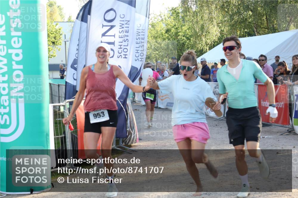 07.09.2025 - 19. Norderstedt Triathlon Luisa Fischer http://msf.ph/oto/8741707 07.09.2025 16:58:40 Ziel 953, 956 meine-sportfotos.de