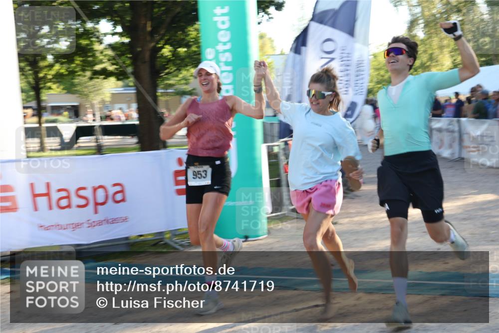 07.09.2025 - 19. Norderstedt Triathlon Luisa Fischer http://msf.ph/oto/8741719 07.09.2025 16:58:41 Ziel 953, 956, 1091 meine-sportfotos.de