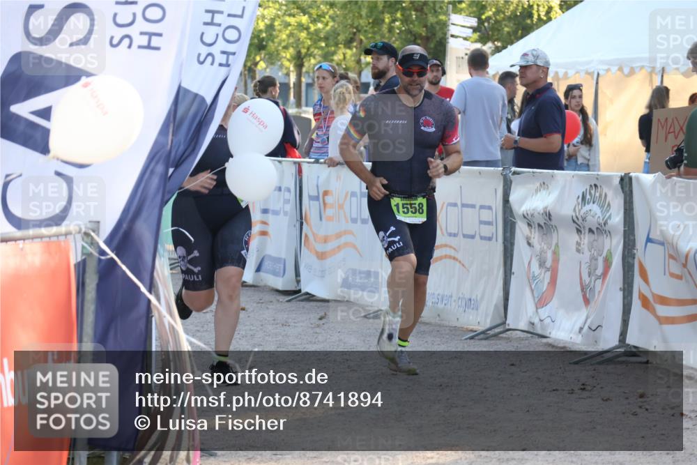 07.09.2025 - 19. Norderstedt Triathlon Luisa Fischer http://msf.ph/oto/8741894 07.09.2025 16:59:00 Ziel 951, 1558, 1560 meine-sportfotos.de