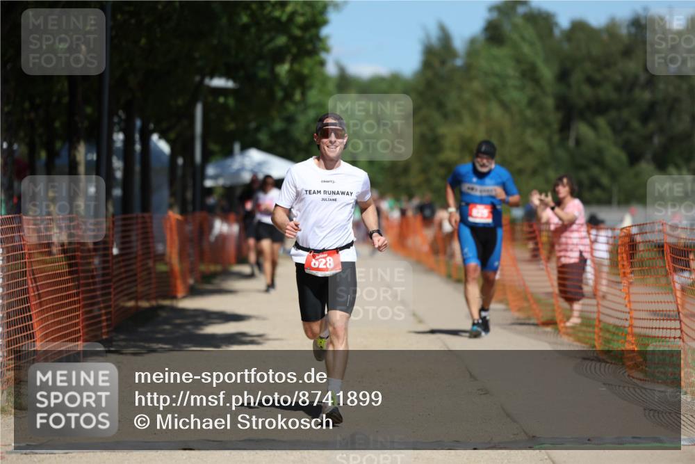 07.09.2025 - 19. Norderstedt Triathlon Michael Strokosch http://msf.ph/oto/8741899 07.09.2025 13:07:51 Laufen 825, 828 meine-sportfotos.de