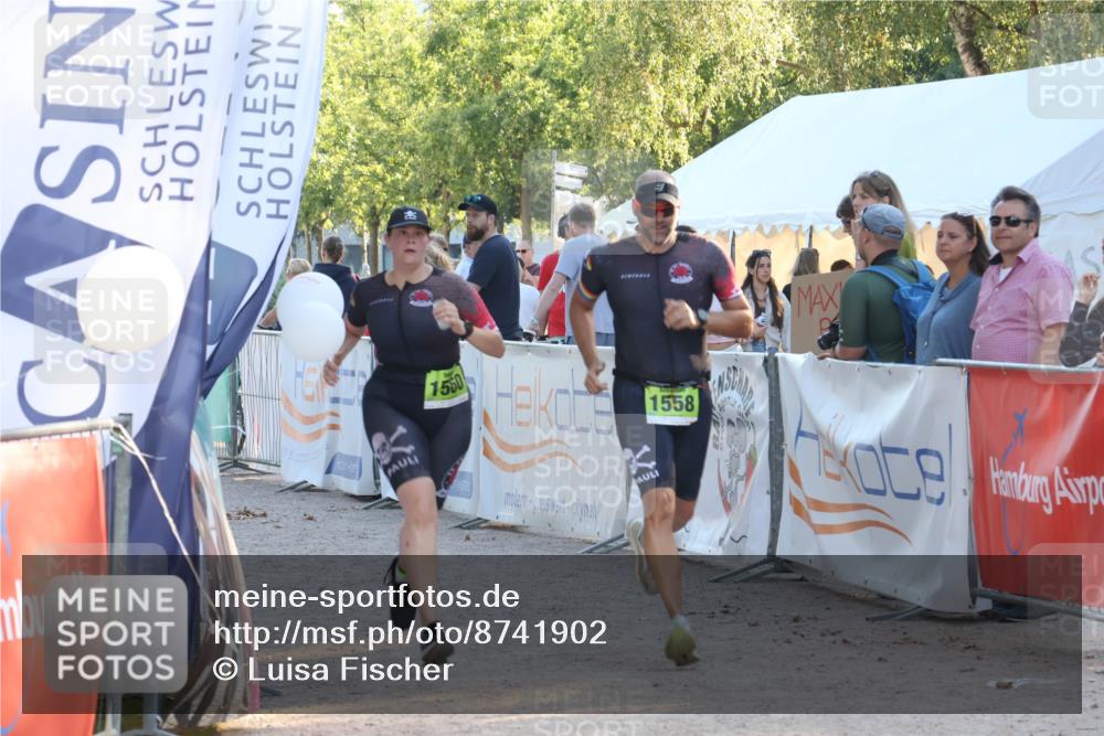 07.09.2025 - 19. Norderstedt Triathlon Luisa Fischer http://msf.ph/oto/8741902 07.09.2025 16:59:01 Ziel 951, 1558, 1560 meine-sportfotos.de