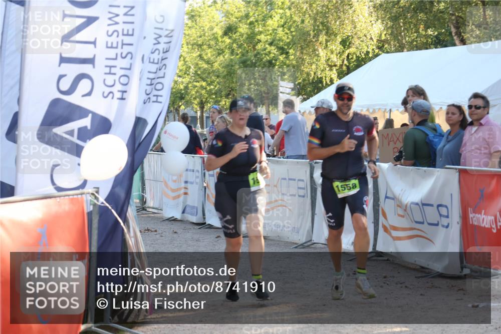 07.09.2025 - 19. Norderstedt Triathlon Luisa Fischer http://msf.ph/oto/8741910 07.09.2025 16:59:01 Ziel 951, 1558, 1560 meine-sportfotos.de