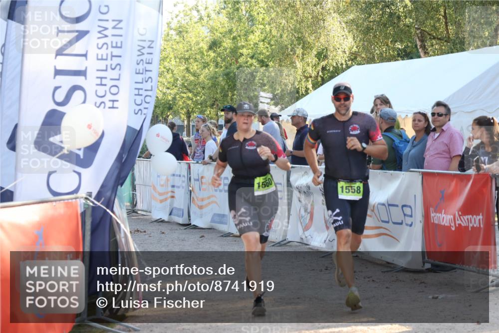 07.09.2025 - 19. Norderstedt Triathlon Luisa Fischer http://msf.ph/oto/8741919 07.09.2025 16:59:01 Ziel 951, 1558, 1560 meine-sportfotos.de
