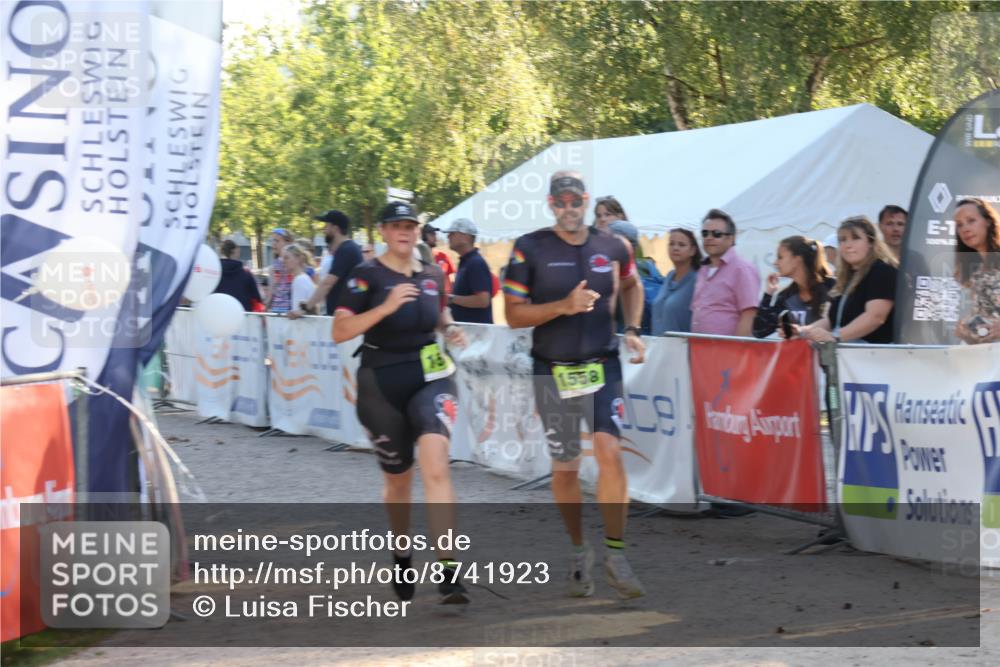 07.09.2025 - 19. Norderstedt Triathlon Luisa Fischer http://msf.ph/oto/8741923 07.09.2025 16:59:02 Ziel 951, 1558, 1560 meine-sportfotos.de