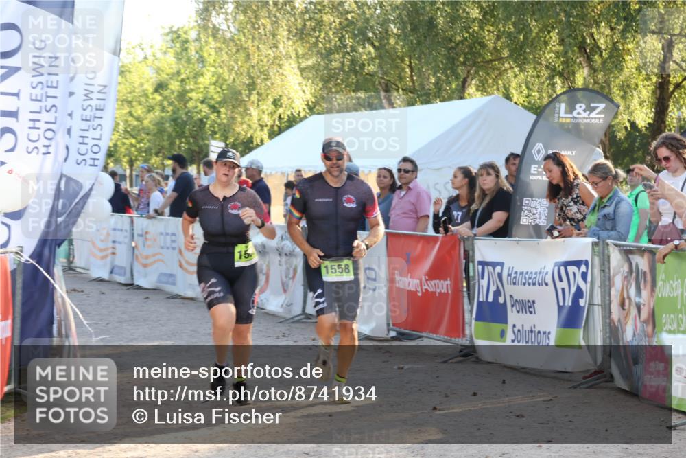 07.09.2025 - 19. Norderstedt Triathlon Luisa Fischer http://msf.ph/oto/8741934 07.09.2025 16:59:02 Ziel 951, 1558, 1560 meine-sportfotos.de