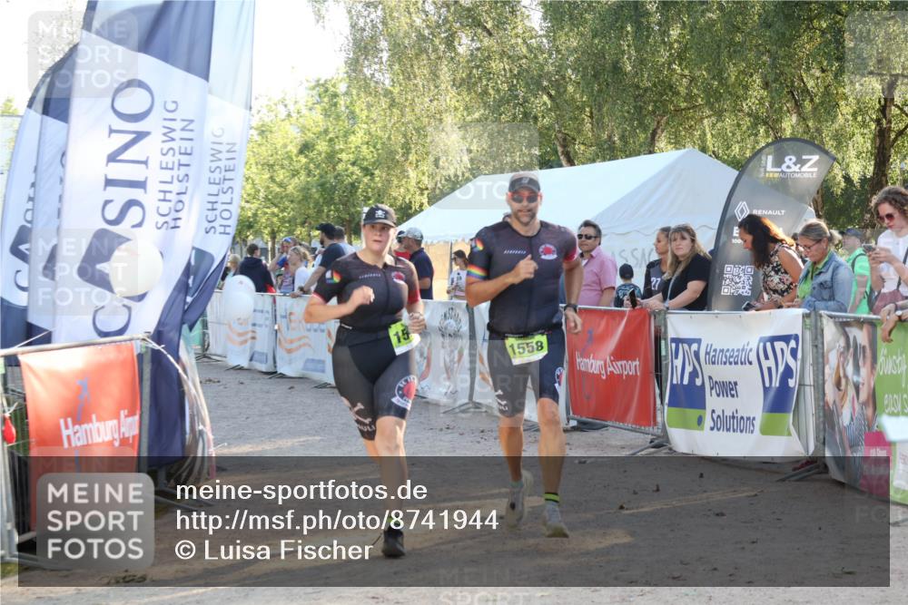 07.09.2025 - 19. Norderstedt Triathlon Luisa Fischer http://msf.ph/oto/8741944 07.09.2025 16:59:02 Ziel 951, 1558, 1560 meine-sportfotos.de