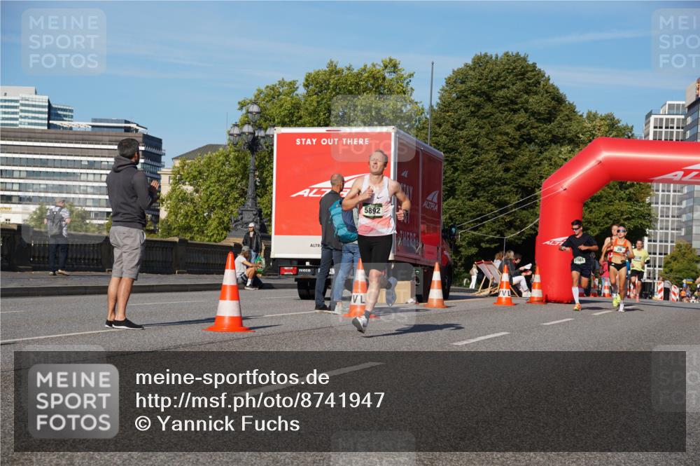 07.09.2025 - BARMER Alsterlauf Yannick Fuchs http://msf.ph/oto/8741947 07.09.2025 09:28:18 Laufen 5892, 26 meine-sportfotos.de