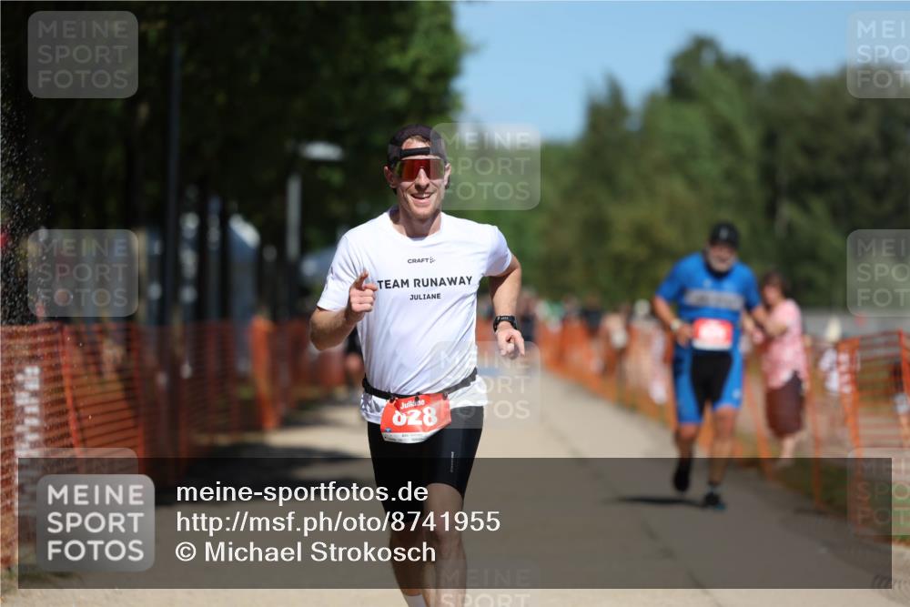 07.09.2025 - 19. Norderstedt Triathlon Michael Strokosch http://msf.ph/oto/8741955 07.09.2025 13:07:52 Laufen 825, 828 meine-sportfotos.de