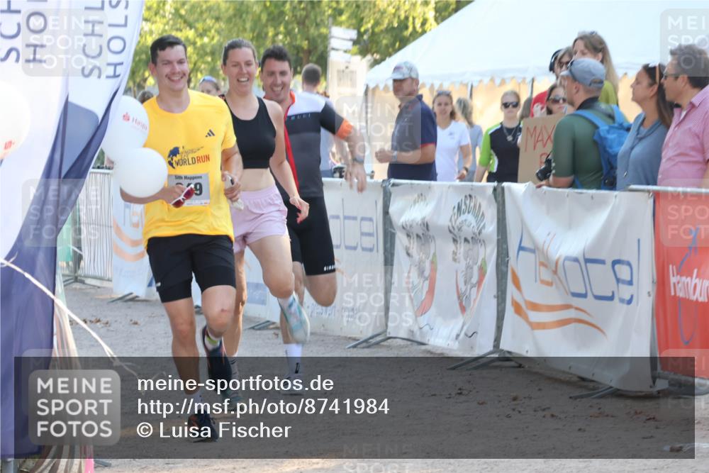 07.09.2025 - 19. Norderstedt Triathlon Luisa Fischer http://msf.ph/oto/8741984 07.09.2025 16:59:10 Ziel 949, 1558, 1560 meine-sportfotos.de