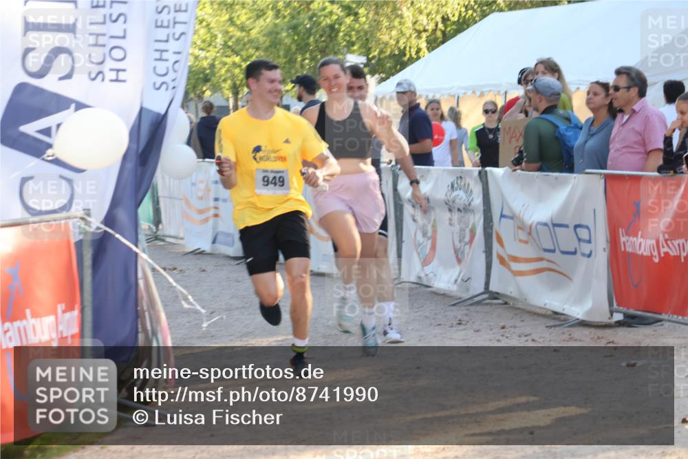 07.09.2025 - 19. Norderstedt Triathlon Luisa Fischer http://msf.ph/oto/8741990 07.09.2025 16:59:10 Ziel 949, 1558, 1560 meine-sportfotos.de
