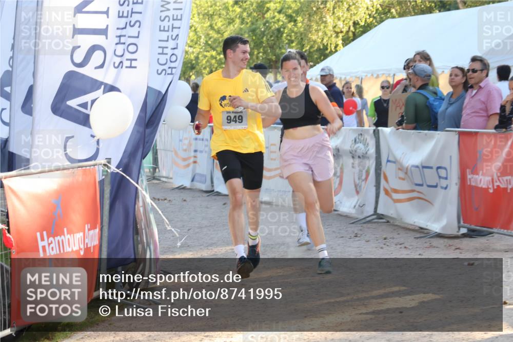 07.09.2025 - 19. Norderstedt Triathlon Luisa Fischer http://msf.ph/oto/8741995 07.09.2025 16:59:10 Ziel 949, 1558, 1560 meine-sportfotos.de