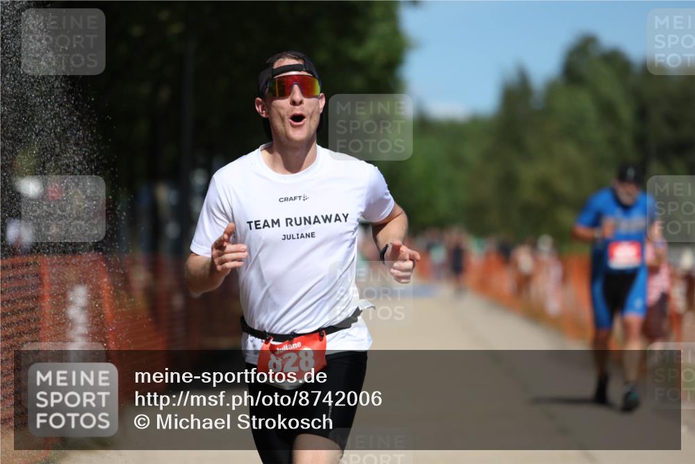 07.09.2025 - 19. Norderstedt Triathlon Michael Strokosch http://msf.ph/oto/8742006 07.09.2025 13:07:52 Laufen 825, 828 meine-sportfotos.de